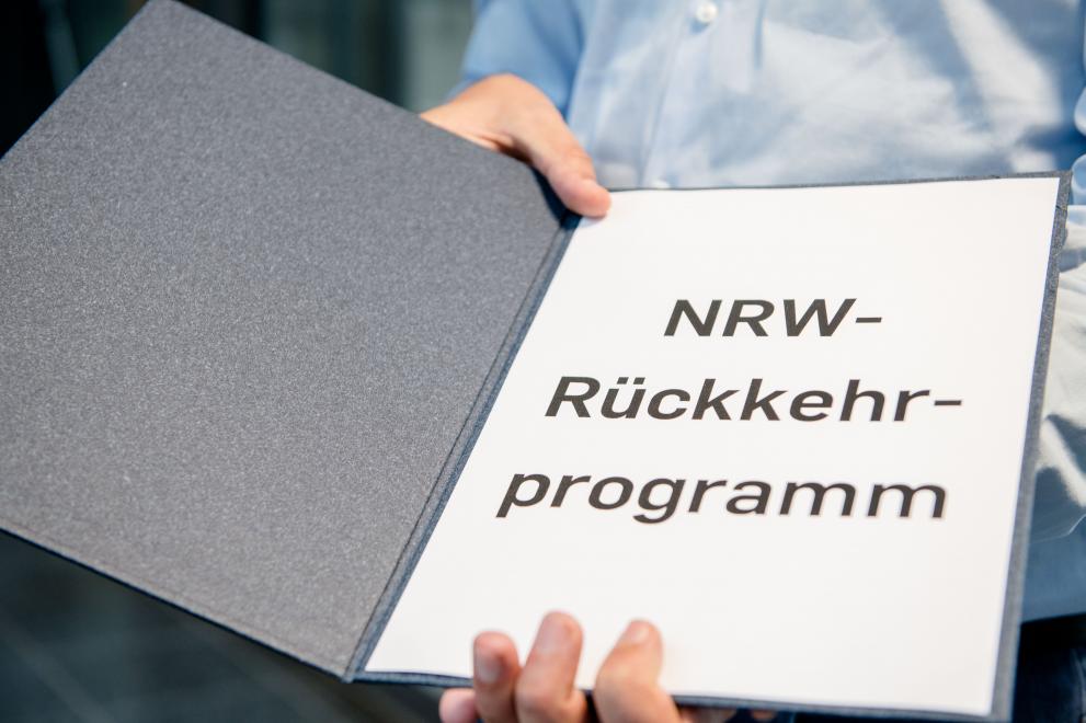 Eine Mappe mit der Aufschrift NRW-Rückkehr-Programm