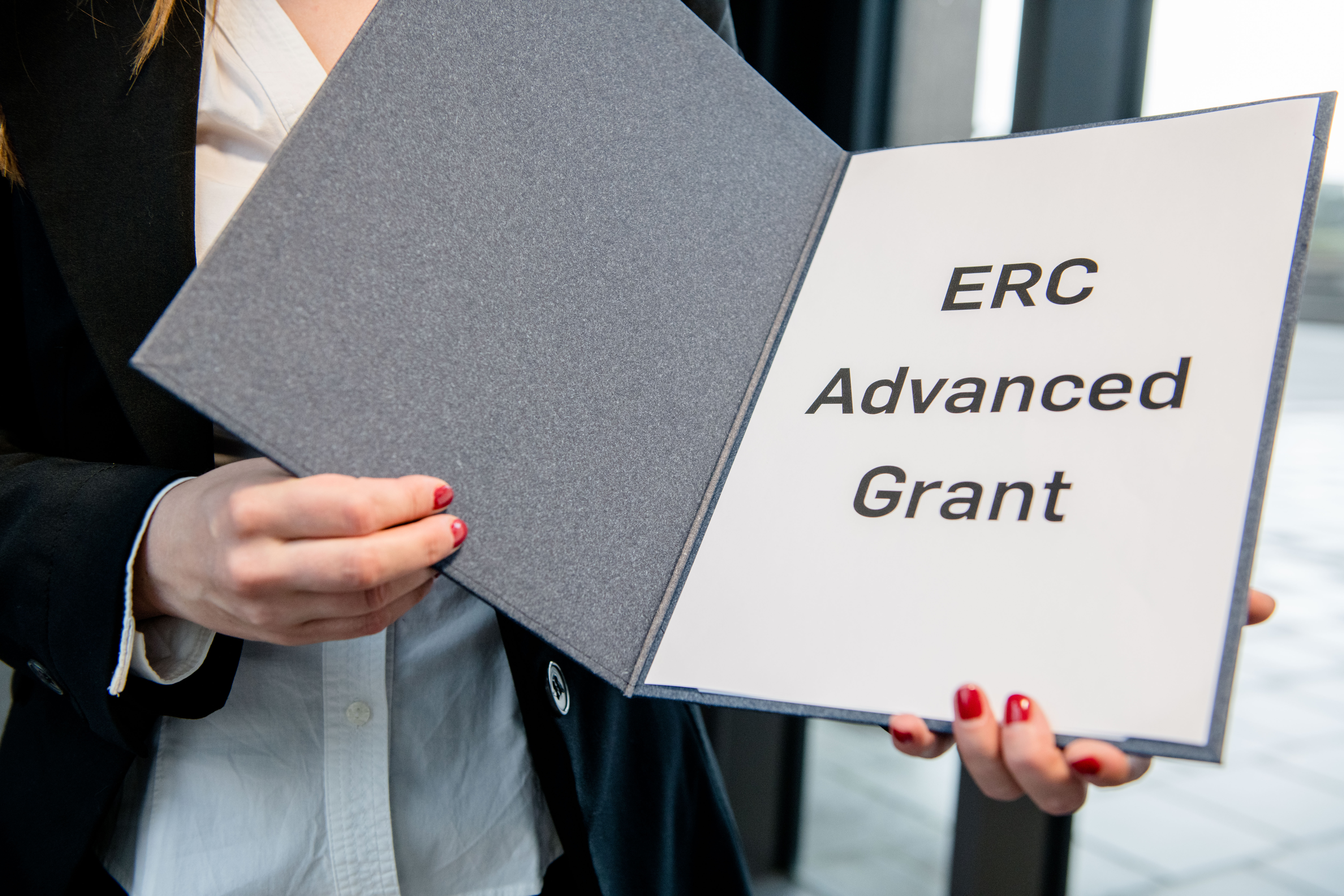 Eine Mappe mit der Aufschrift ERC Advanced Grant