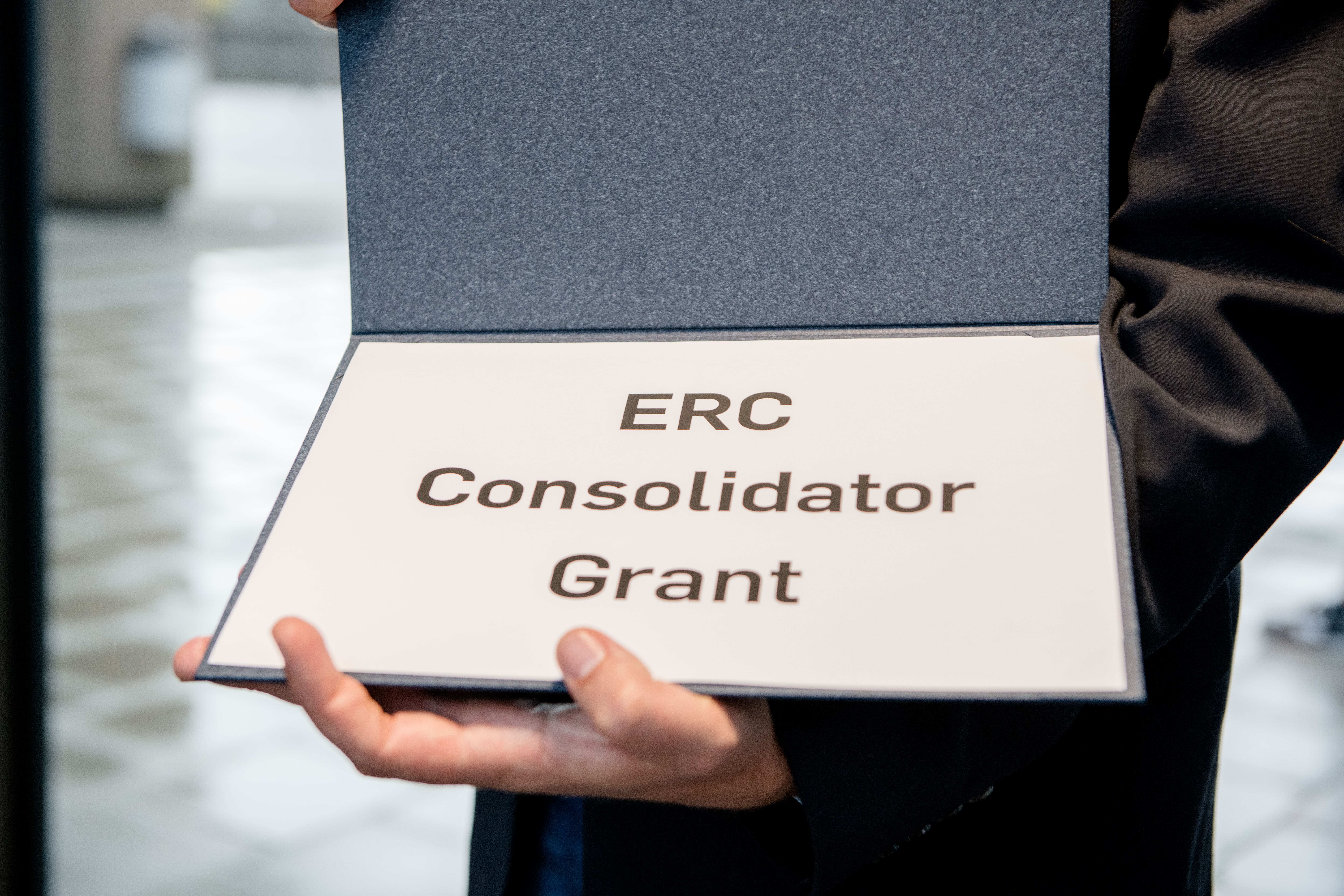 Eine Mappe mit der Aufschrift ERC Consolidator Grant