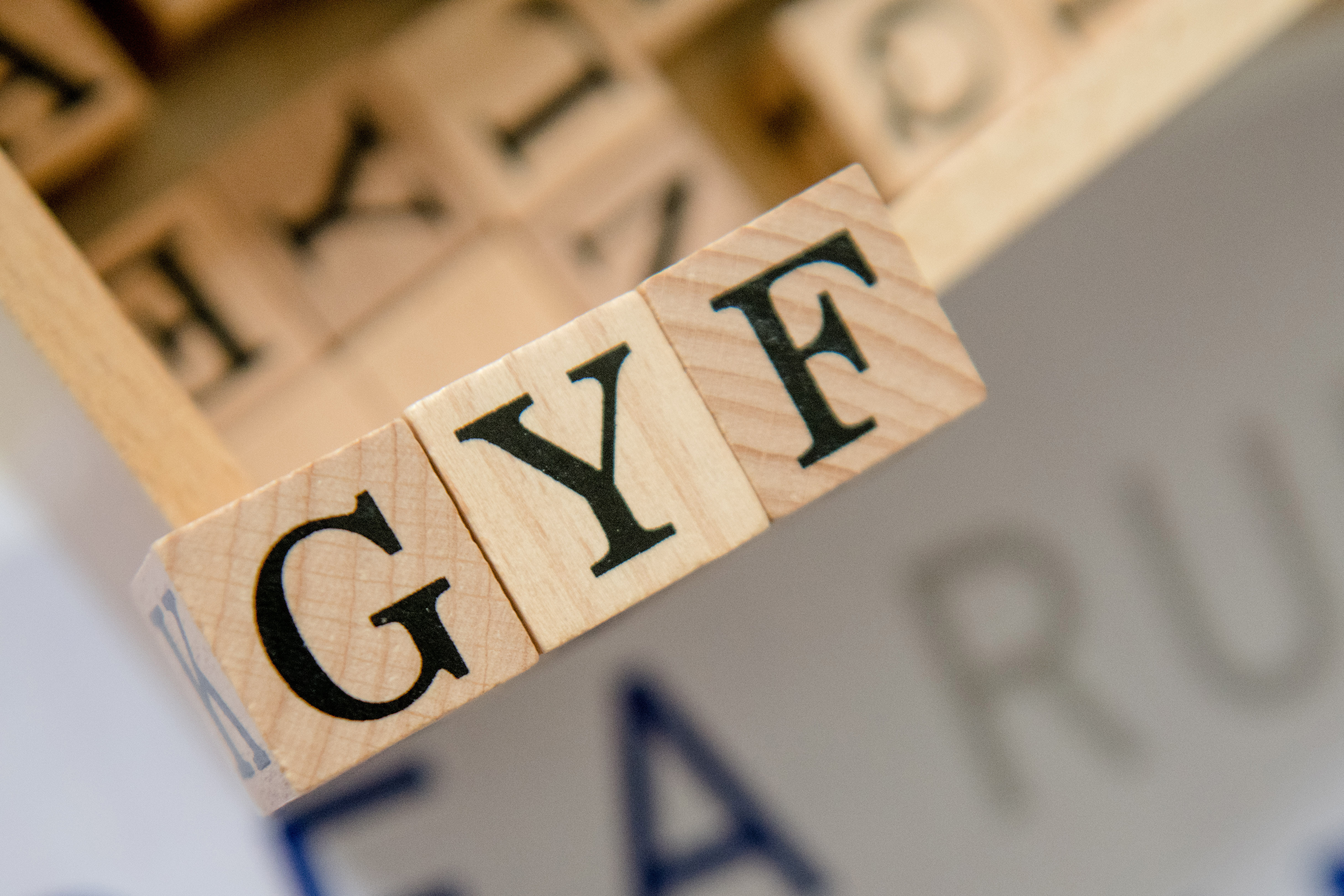 Buchstabenwürfel, mit denen die Abkürzung GYF geschrieben ist
