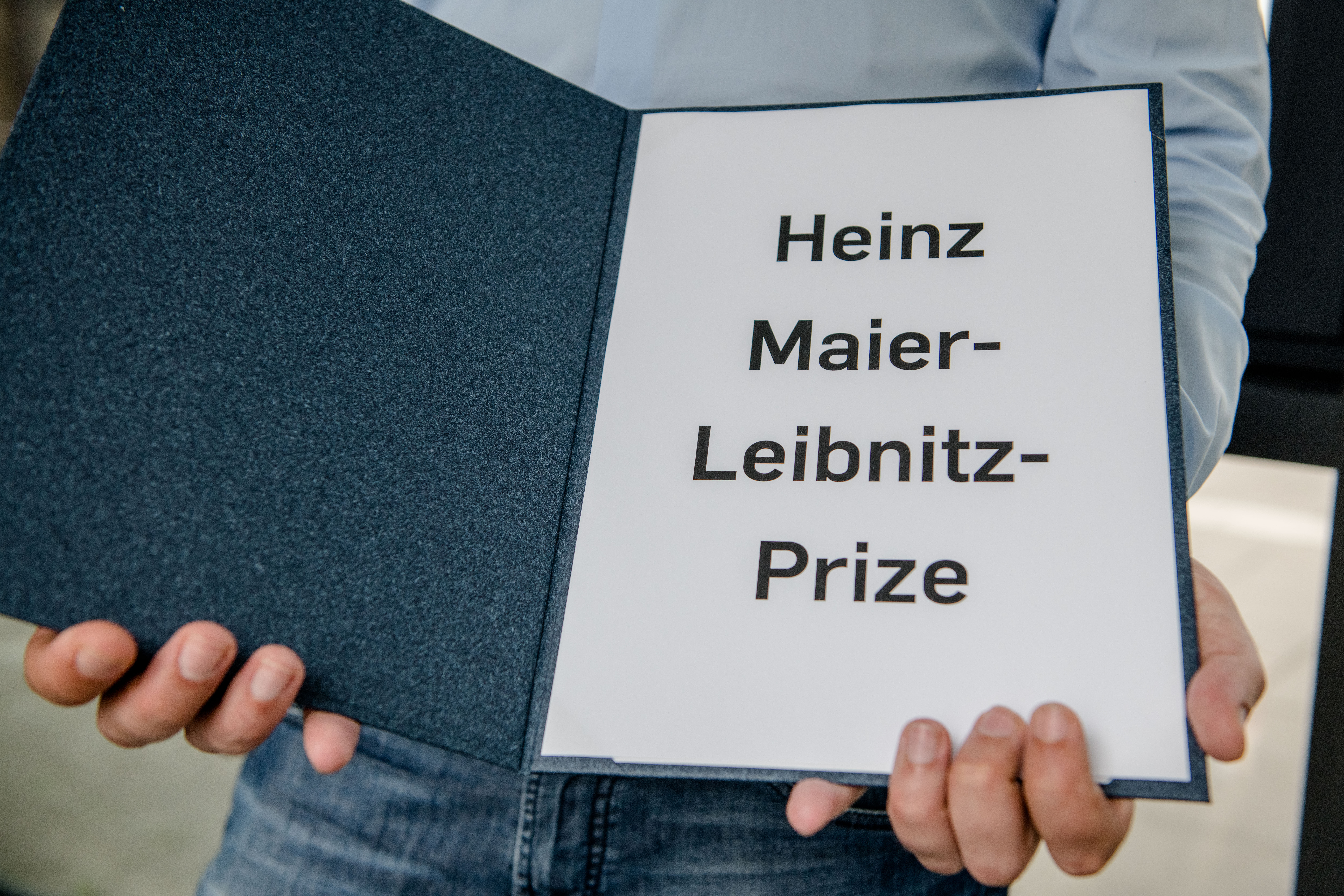 A folder with the inscription Heinz Maier-Leibnitz-Prize