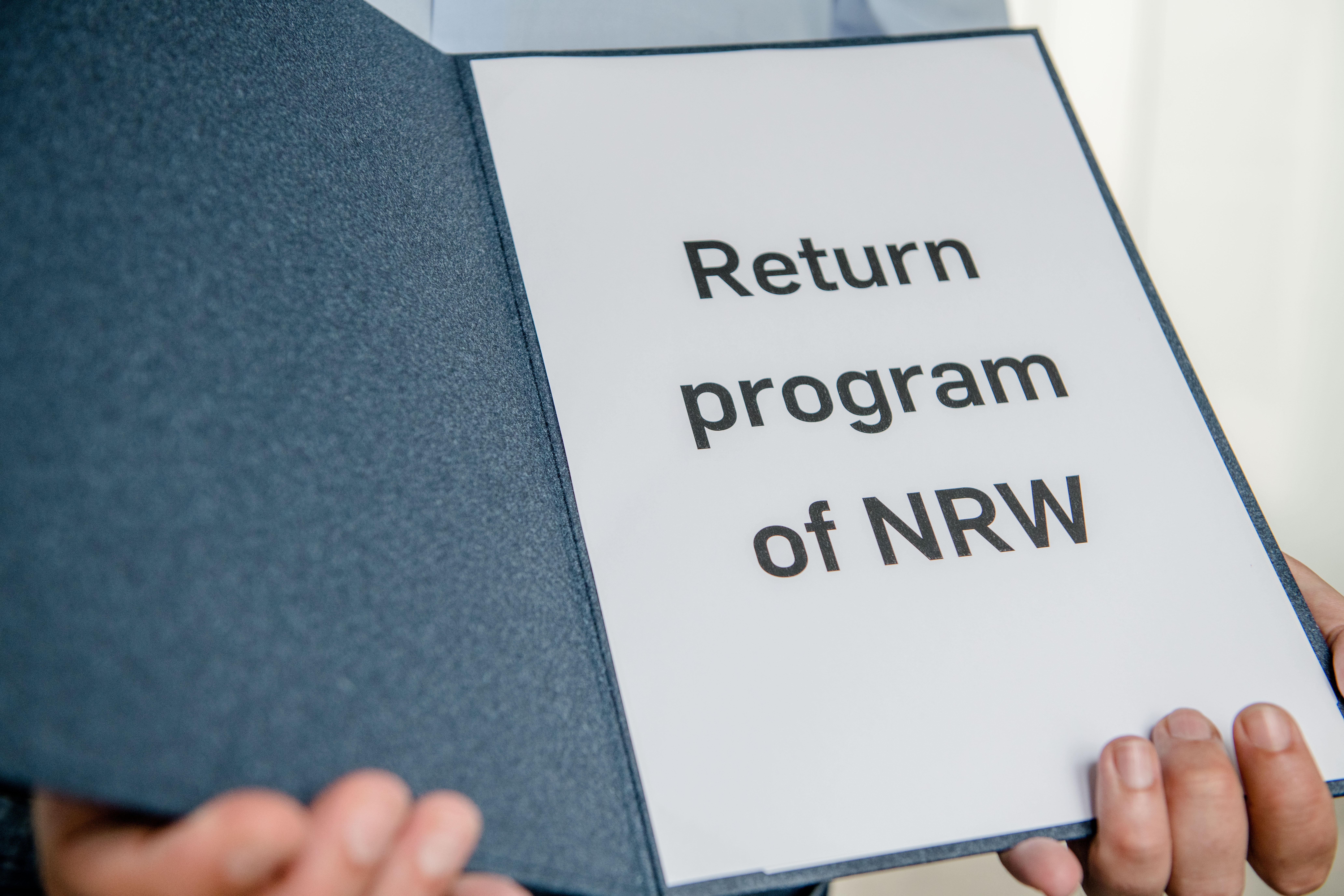 A folder with the inscription Return program of NRW