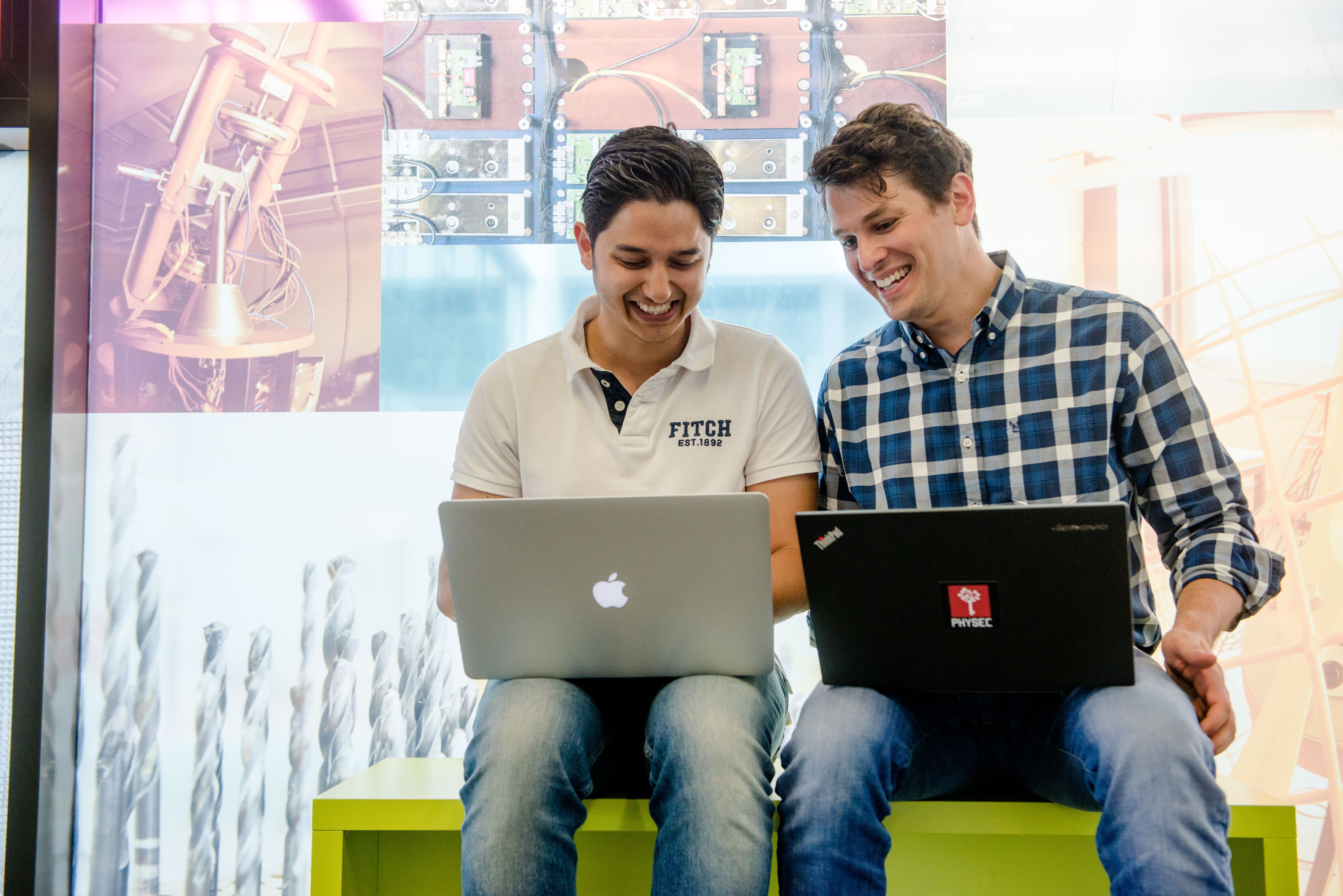 Zwei junge Forscher mit Laptops