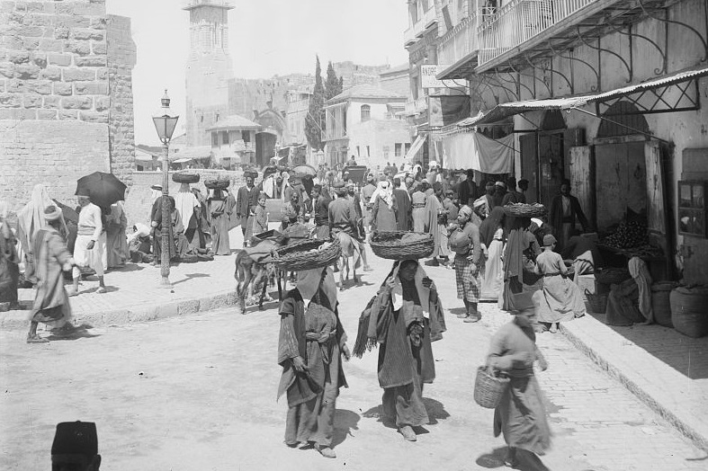 Menschen am Jaffator in Jerusalem um 1915