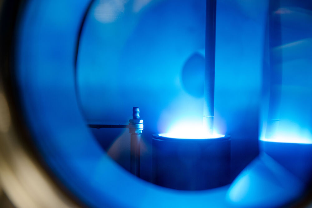 Blau leuchtendes Plasma in einem Reaktor