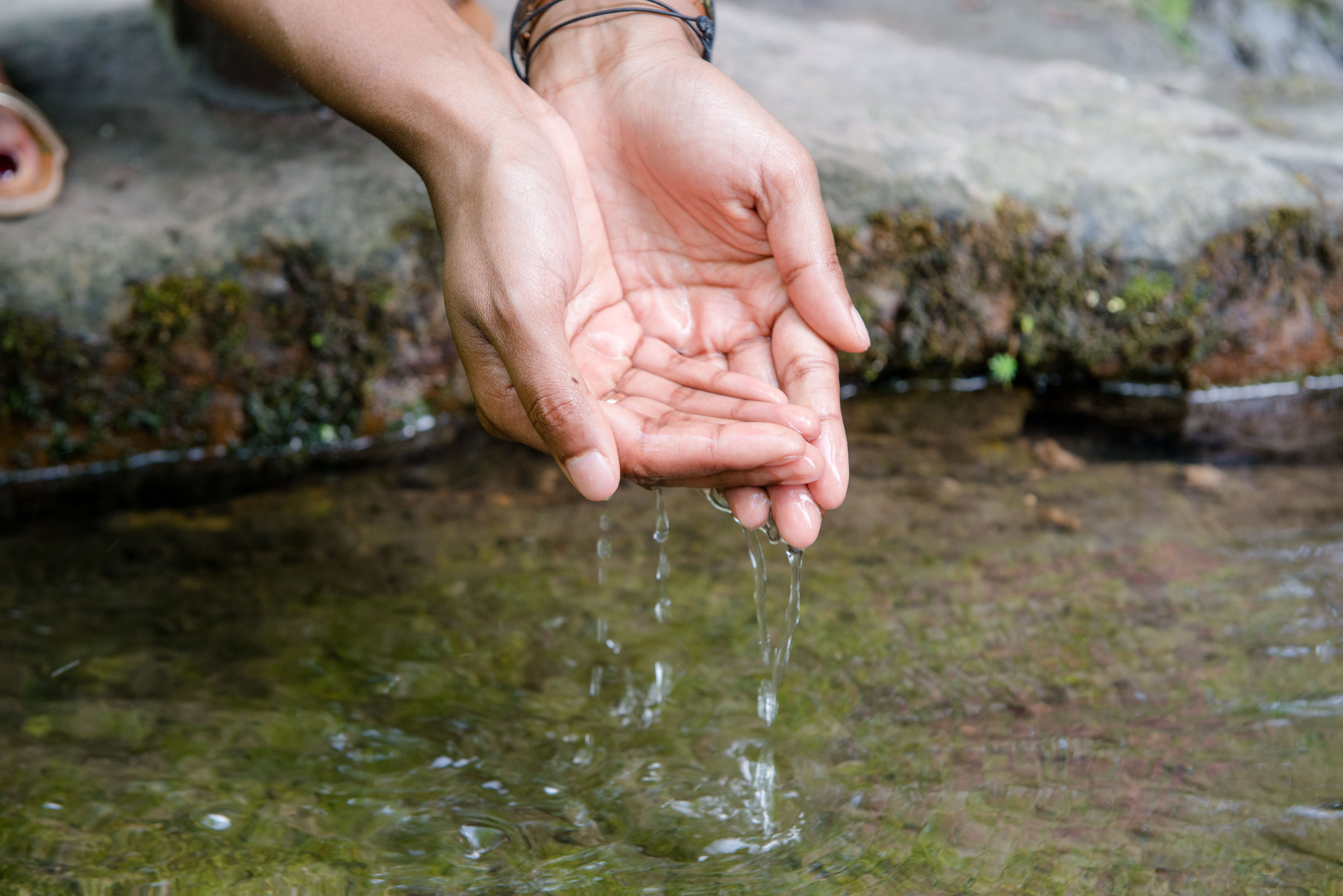 Hände schöpfen Wasser