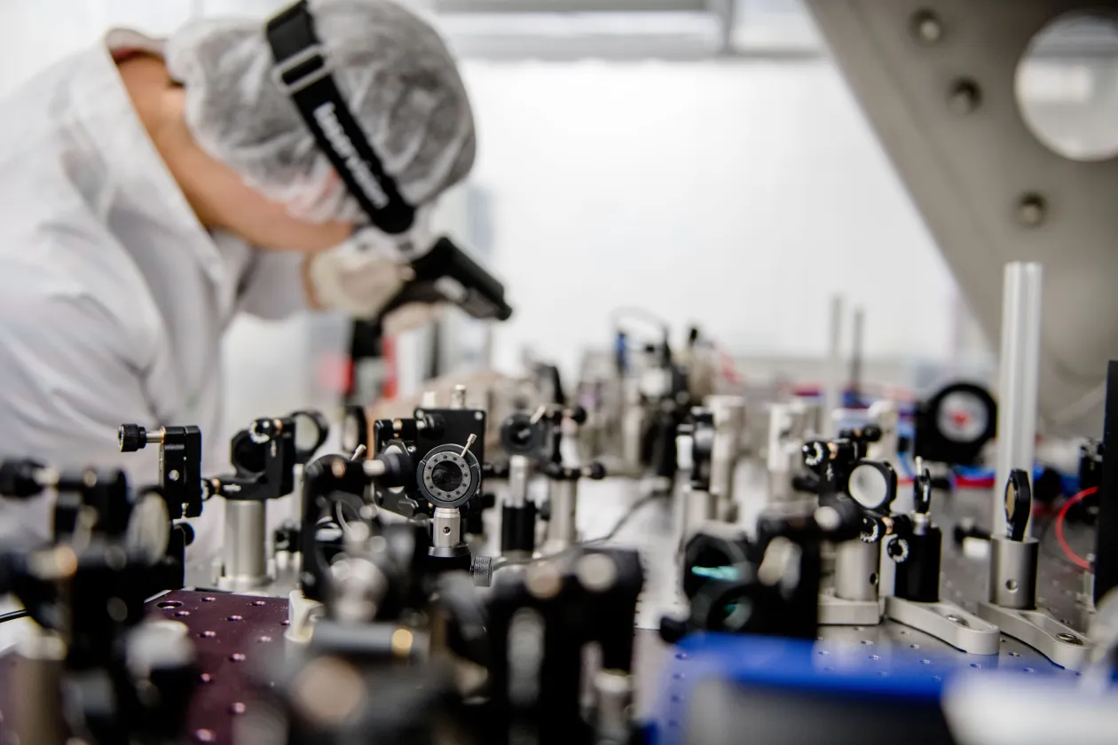 Tisch mit vielen Spiegeln