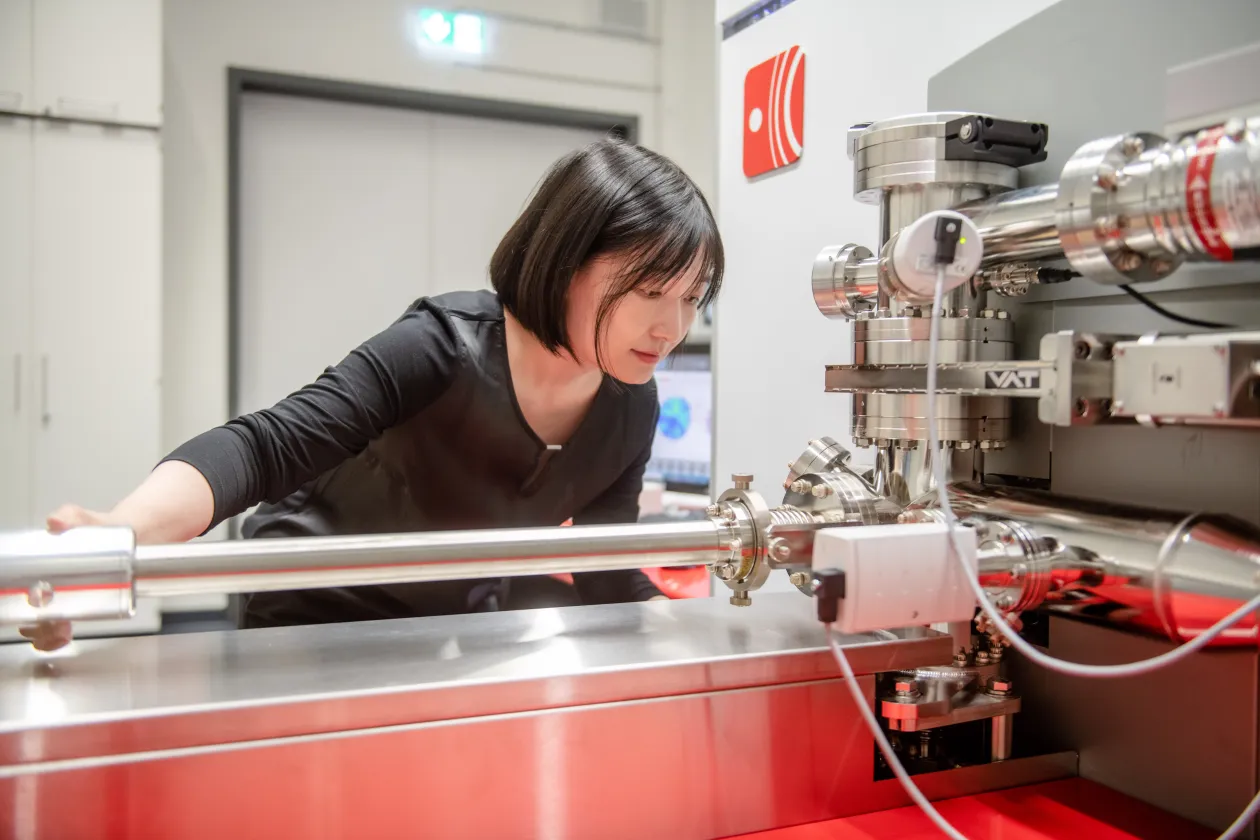 Eine Person arbeitet an einem großen Forschungsinstrument.