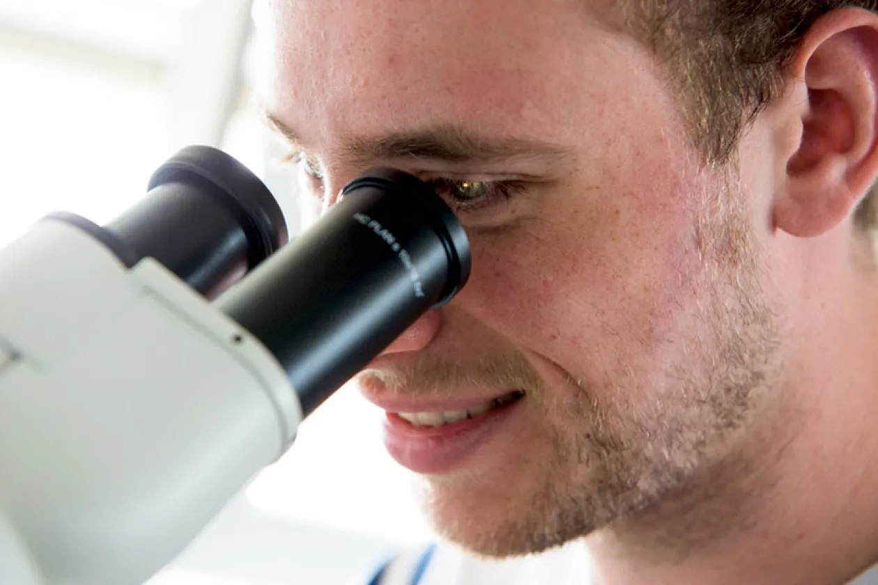 Mann blickt in ein Okular