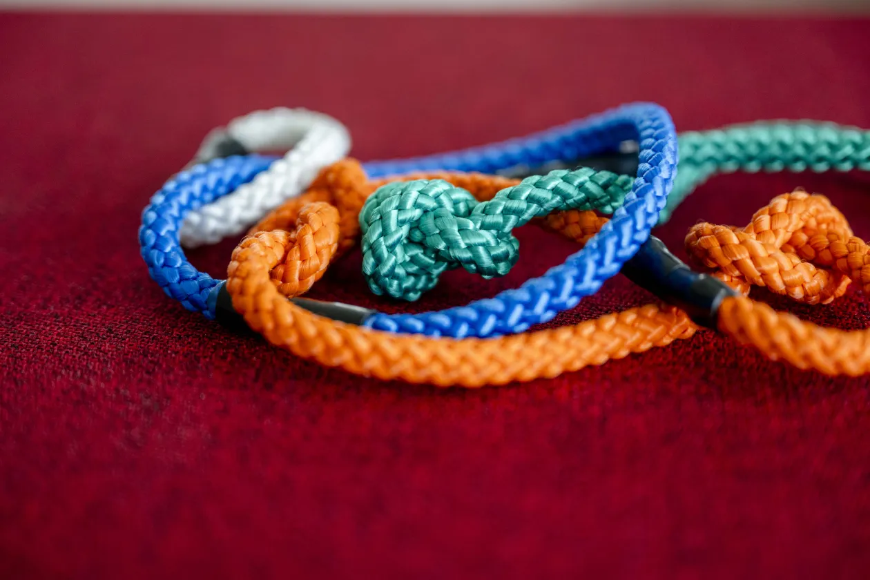 Bunte verknotete Seile