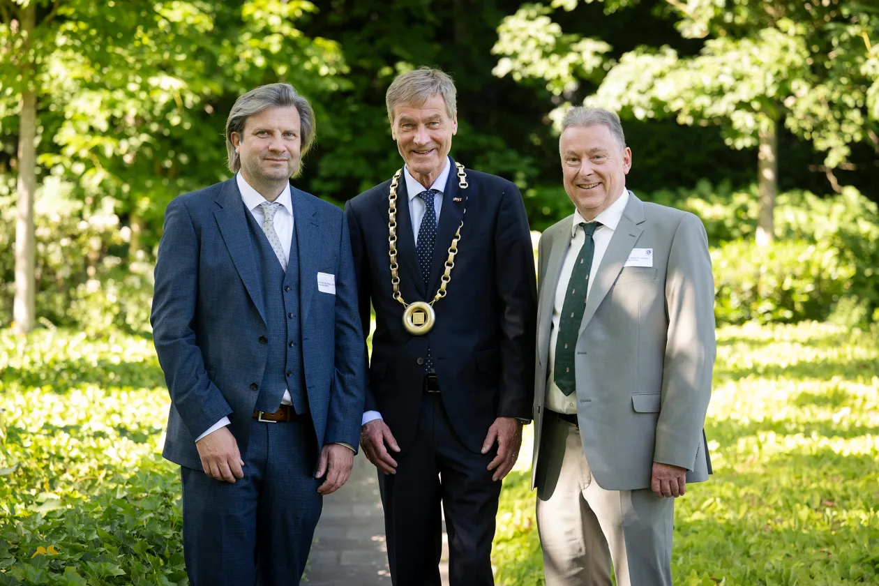 Prof. Dr. Alfred Ludwig (links) und Prof. Dr. Martin R. Hofmann (rechts) zusammen mit Prof. Dr. Dr. h.c. Dr. h.c. Gerd Heusch, Präsident der NRW-Akademie