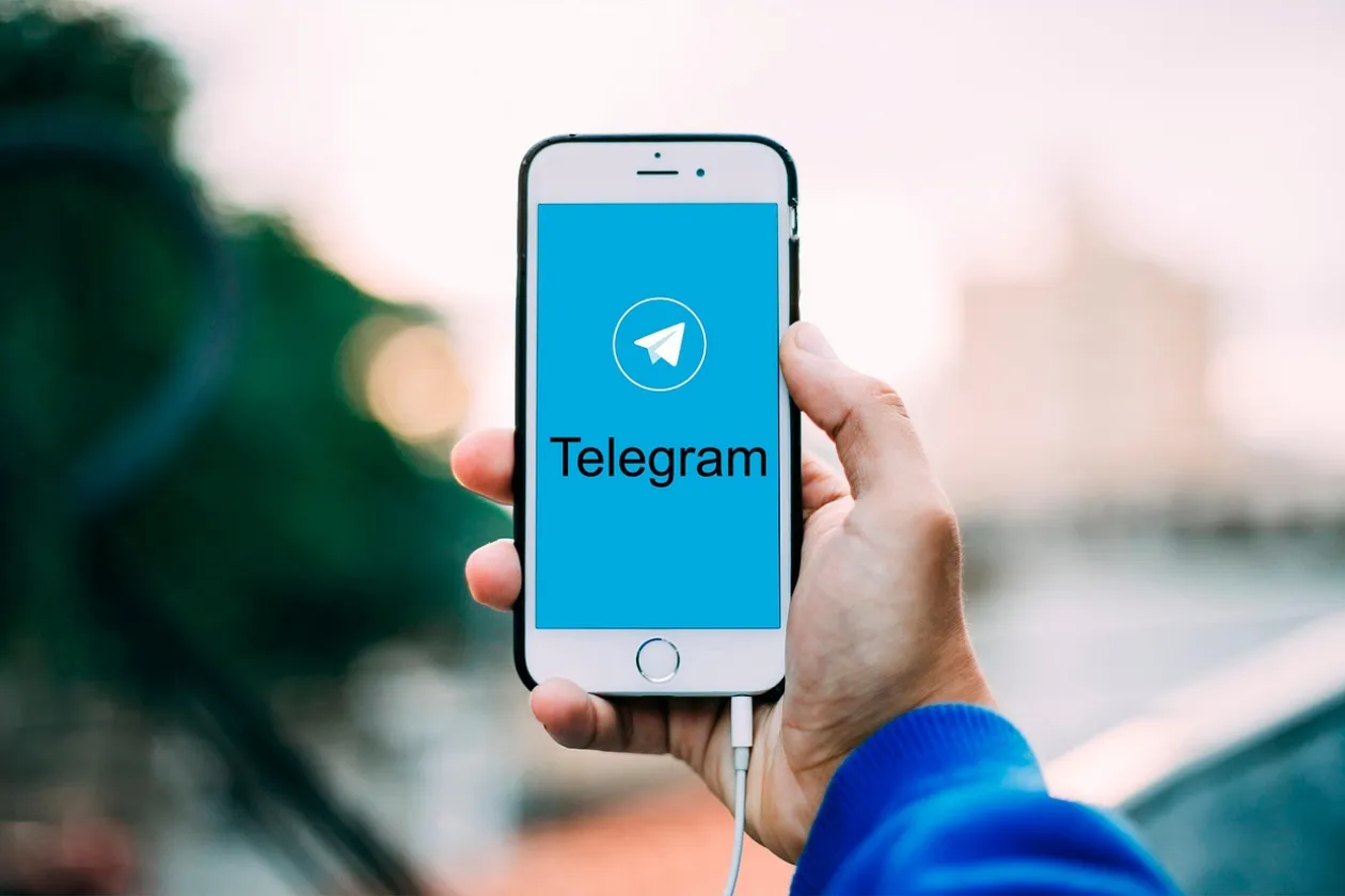Handy mit Telegram-Icon