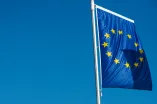 Europa-Flagge vor blauem Himmel