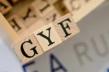 Buchstabenwürfel, mit denen die Abkürzung GYF geschrieben ist