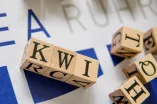 Buchstabenwürfel, mit denen die Abkürzung KWI geschrieben ist