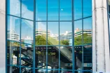 RUB-Gebäude spiegeln sich in den Audimax-Fenstern