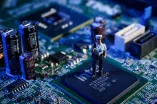 Polizistenfigur auf einem elektronischen Board