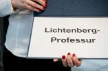 Eine Mappe mit der Aufschrift Lichtenberg-Professur