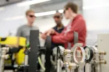 Drei junge Forscher in einem Laserlabor