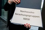 Eine Mappe mit der Aufschrift Nachwuchsforschungsgruppen.NRW