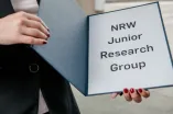 A folder with the inscription NRW Junior Research Groups