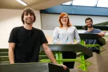 Foto: Drei junge Leute in einem Hörsaal