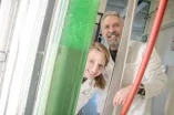 Forscher mit Algentank