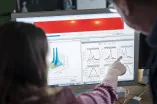 Zwei Personen vor einem Monitor mit Daten