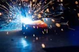 Heißes Metall mit sprühenden Funken