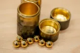 Goldene Kugeln und Behälter