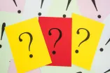 Buntes Papier mit Fragezeichen