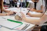 Menschen die am Tisch gemeinsam arbeiten