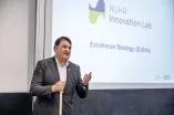 Rektor Martin Paul vor einer Folie mit dem Logo des RUHR Innovation Lab