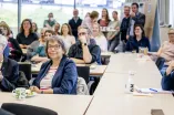 Mehrere Personen in einem vollen Seminarraum