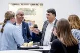 Die Rektoren Paul und Bayer im Gespräch mit mehreren Personen