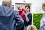 Mehrere Personen im Gespräch