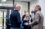 Prorektor Achim von Keudell im Gespräch mit mehreren Personen