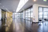 Foto: Foyer mit Stehtischen und Blick in Saal 1 im Veranstaltungszentrum der Ruhr-Universität Bochum