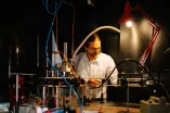 Arne Ludwig an einer Laborapparatur