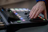 Hand, die einen Regler an einem Aufnahmegerät betätigt