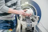 Taube vor einem MRT-Scanner