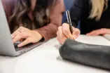 Zwei Hände auf einer Tastatur