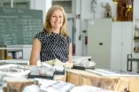 Eine blonde Frau in einem Labor