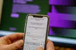 Blick auf ein Smartphone, auf dem ChatGPT aufgerufen ist