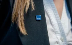 Eine RUB-Anstecknadel an einem Jackett