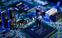 Polizistenfigur auf einem elektronischen Board