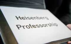 A folder with the inscription Heisenberg Professorship