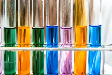 Eine Reihe Reagenzgläser mit bunten Flüssigkeiten