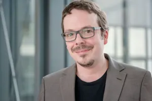 Mann mit braunem Blazer