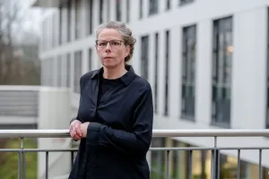 Frau mit schwarzer Bluse